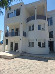 Budova, kde se vila nachází + 5 fotografií