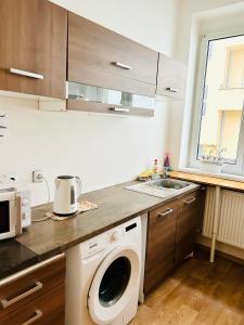 プラハにあるHostel Vinohradyのキッチン(洗濯機、シンク付)