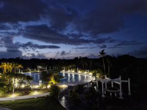 uitzicht op een zwembad in de nacht bij Finest Guam Golf & Resort in Yigo