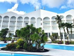 een uitzicht op het hotel vanaf het zwembad bij Finest Guam Golf & Resort in Yigo +5 foto's