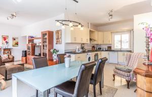 Η κουζίνα ή μικρή κουζίνα στο Lovely Home In Torrox