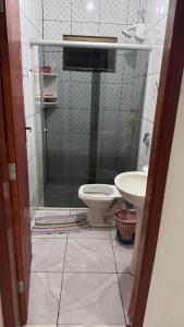 a bathroom with a toilet and a sink at Recanto SB in Campo Limpo