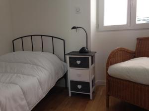 カンヌにあるSuquet Charmのベッドルーム1室(ベッド2台、ナイトスタンドのランプ付)