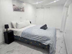 Katil atau katil-katil dalam bilik di New and cute one bedroom flat