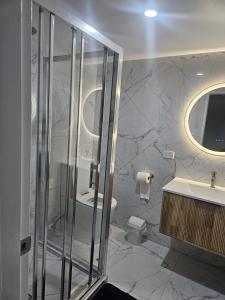 Bilik mandi di New and cute one bedroom flat