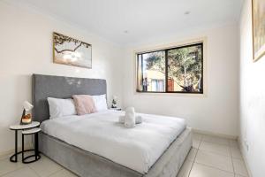 利物浦Convenient 2BR Nest in Liverpool - Stay with Ease的卧室里有一张白色的大床，床边有一扇窗户