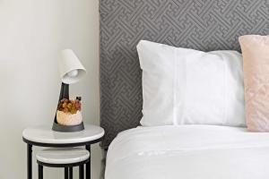 利物浦Convenient 2BR Nest in Liverpool - Stay with Ease的卧室里有一张床和一张带灯的桌子