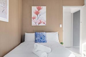 利物浦Convenient 2BR Nest in Liverpool - Stay with Ease的一间卧室，床上有两条毛巾