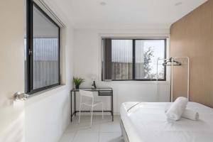Convenient 2BR Nest in Liverpool - Stay with Ease客房内的一张或多张床位
