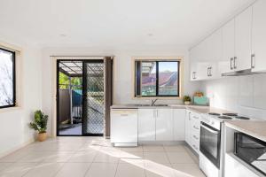 Convenient 2BR Nest in Liverpool - Stay with Ease的厨房或小厨房