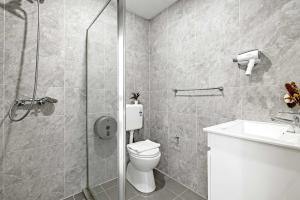 Convenient 2BR Nest in Liverpool - Stay with Ease的一间浴室