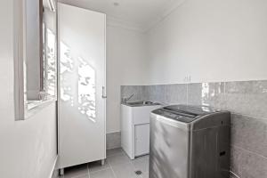 Convenient 2BR Nest in Liverpool - Stay with Ease的厨房或小厨房