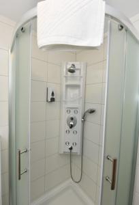 A bathroom at Pansion Karoca Még 37 kép