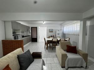 un soggiorno con un divano e un tavolo di Apartamento novo e aconchegante a Bento Gonçalves
