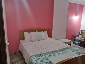 A bed or beds in a room at شقة مميزة جدا في قلب العاصمة قريبة من جميع الأماكن والخدمات