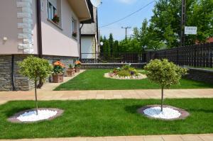 A garden outside Németh Vendégház