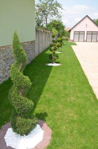 A garden outside Németh Vendégház