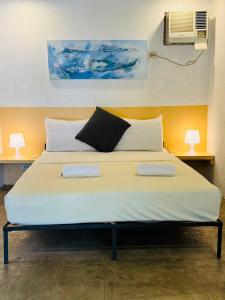 un letto con due cuscini sopra in una stanza di Lazy Dog Bed & Breakfast a Boracay