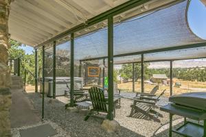 Μπαλκόνι ή βεράντα στο Desert Mountain Escape with Private Hot Tub home