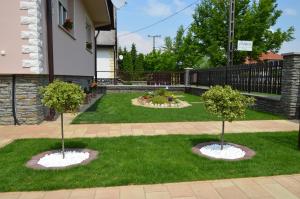 A garden outside Németh Vendégház