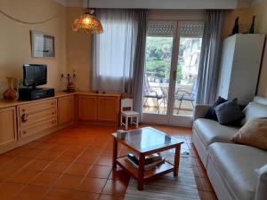 a living room with a couch and a coffee table at Canet playa in Canet de Mar