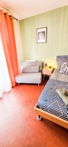 Le Letizia-Belle de mai-Balcon-Wifi-Parking-Netflix-Urban NestConciergerie في مارسيليا: غرفة معيشة بها سريرين وأريكة
