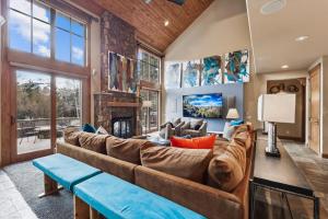 a living room with a large couch and a fireplace at Trot Ski-House in Breckenridge