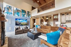 a large living room with couches and chairs at Trot Ski-House in Breckenridge