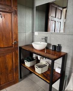 Bilik mandi di Monteverde Sunset House
