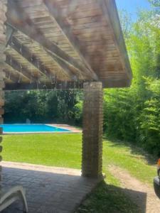 eine Terrasse mit einer Pergola und einem Pool in der Unterkunft Casa quinta in Pilar