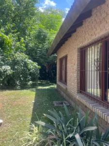 ein Backsteingebäude mit Fenstern und einem Hof in der Unterkunft Casa quinta in Pilar + 3 Fotos