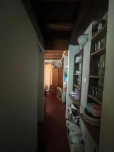 ein Zimmer mit einem Flur mit Regalen und ein Zimmer mit einem Flur in der Unterkunft Casa quinta in Pilar