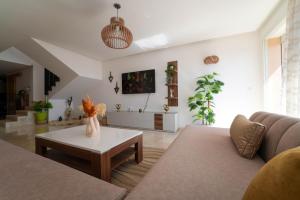 En TV eller et underholdningssystem på Azure Nest - Sea View Duplex with Golf and Pool Access in Taghazout Bay