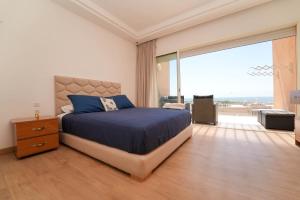 En eller flere senger på et rom på Azure Nest - Sea View Duplex with Golf and Pool Access in Taghazout Bay