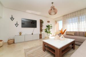 En TV eller et underholdningssystem på Azure Nest - Sea View Duplex with Golf and Pool Access in Taghazout Bay