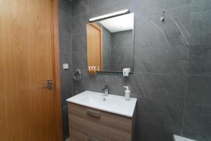 Et bad på Azure Nest - Sea View Duplex with Golf and Pool Access in Taghazout Bay