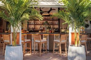 eine Bar mit Bambuspflanzen vor einer Theke in der Unterkunft Bayside Villas by Islander Resort in Islamorada