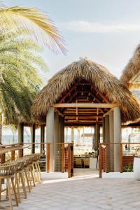 Ein Restaurant oder anderes Speiselokal in der Unterkunft Bayside Villas by Islander Resort 