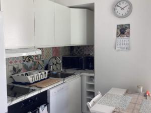 Η κουζίνα ή μικρή κουζίνα στο 4 person holiday home in Grimeton