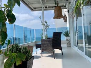 a balcony with chairs and a table and some plants at Hospedaje,Cartagena,Clasicos,Turismocolombia-fit in Cartagena de Indias