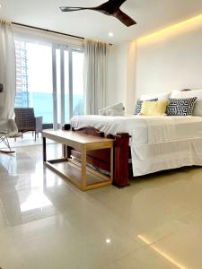 a bedroom with a large bed and a table at Hospedaje,Cartagena,Clasicos,Turismocolombia-fit in Cartagena de Indias