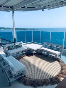 a balcony with two chairs and a table on a yacht at Hospedaje,Cartagena,Clasicos,Turismocolombia-fit in Cartagena de Indias