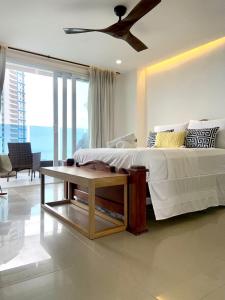 a bedroom with a large bed and a table at Hospedaje,Cartagena,Clasicos,Turismocolombia-fit in Cartagena de Indias