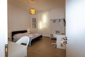 a bedroom with a bed and a table in a room at Vacanze Cisternone Livorno centro in Livorno