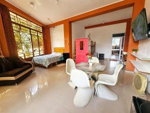 a living room with a table and chairs and a bed at Familiar 1er piso in La Merced