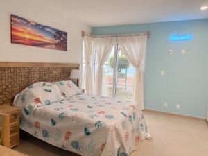 a bedroom with a bed and a large window at Apartamento Fina Dream Lagoon in Veracruz +14 photos