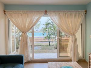 a living room with a large sliding glass door at Apartamento Fina Dream Lagoon in Veracruz