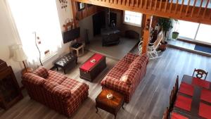 einen Blick über ein Wohnzimmer mit Sofas in der Unterkunft Le Grand Heron - Waterfront Cabin with Spa in Valcartier Station + 33 Fotos