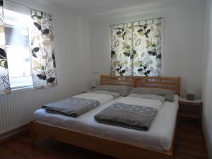 Giường trong phòng chung tại Haus Steinbrecher Hallstatt