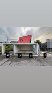 恩納村にあるペンションあいちゃんb棟の赤屋根の建物